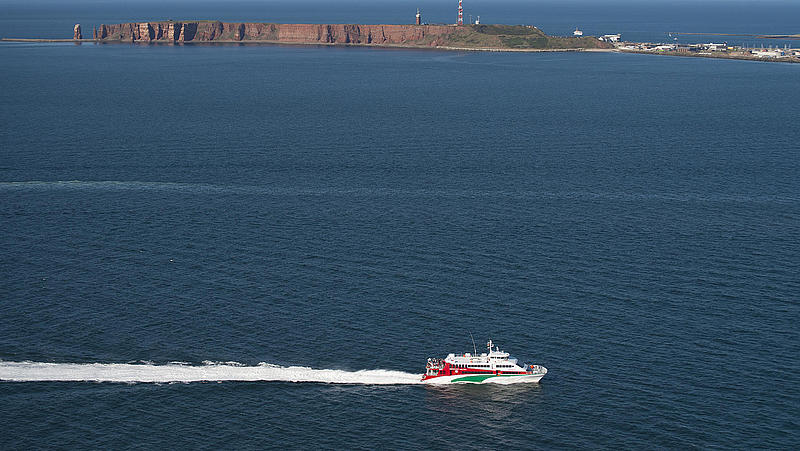 Luftaufnahme des "Halunder Jet" vor Helgoland.