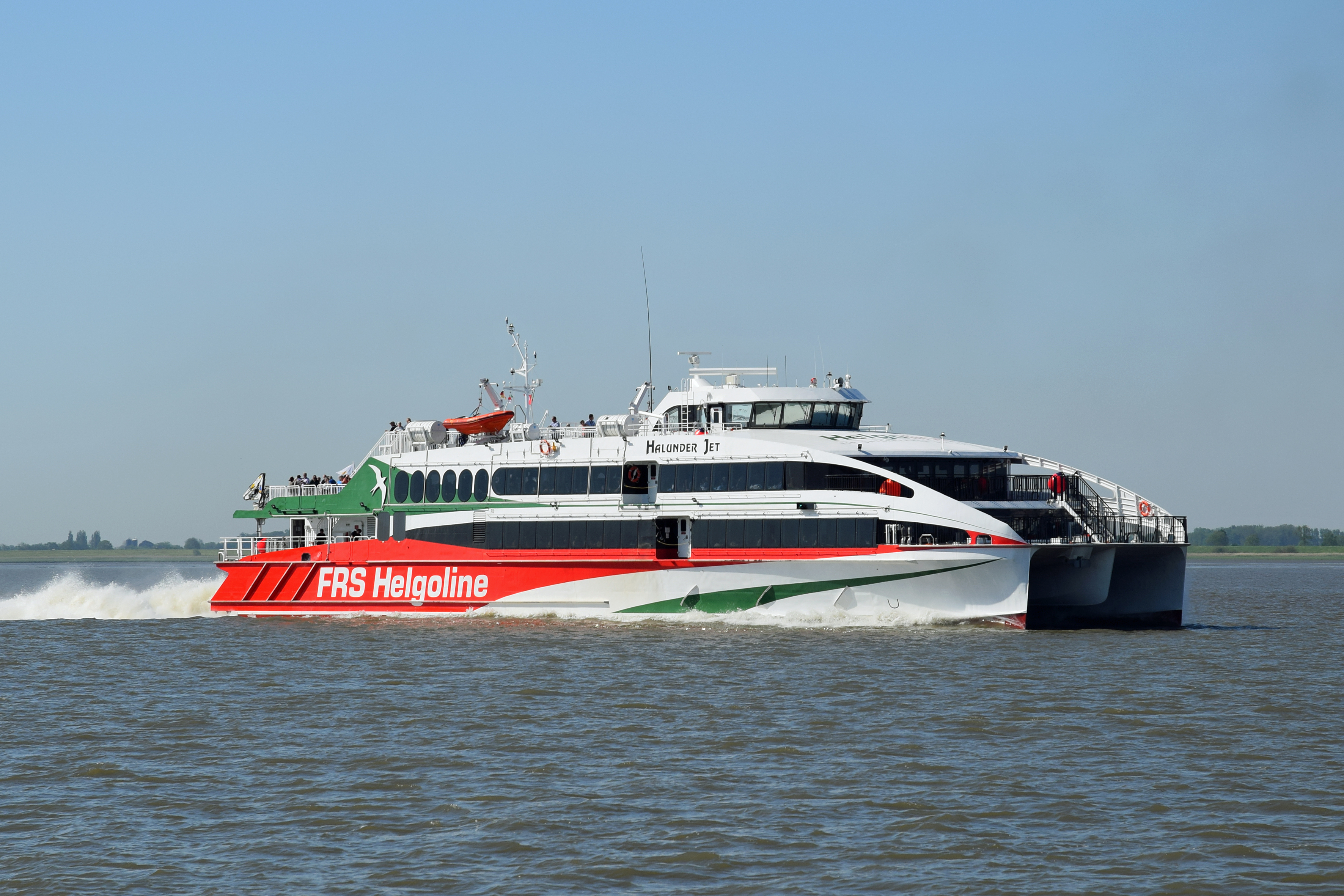 "Halunder Jet", vor der Küste.