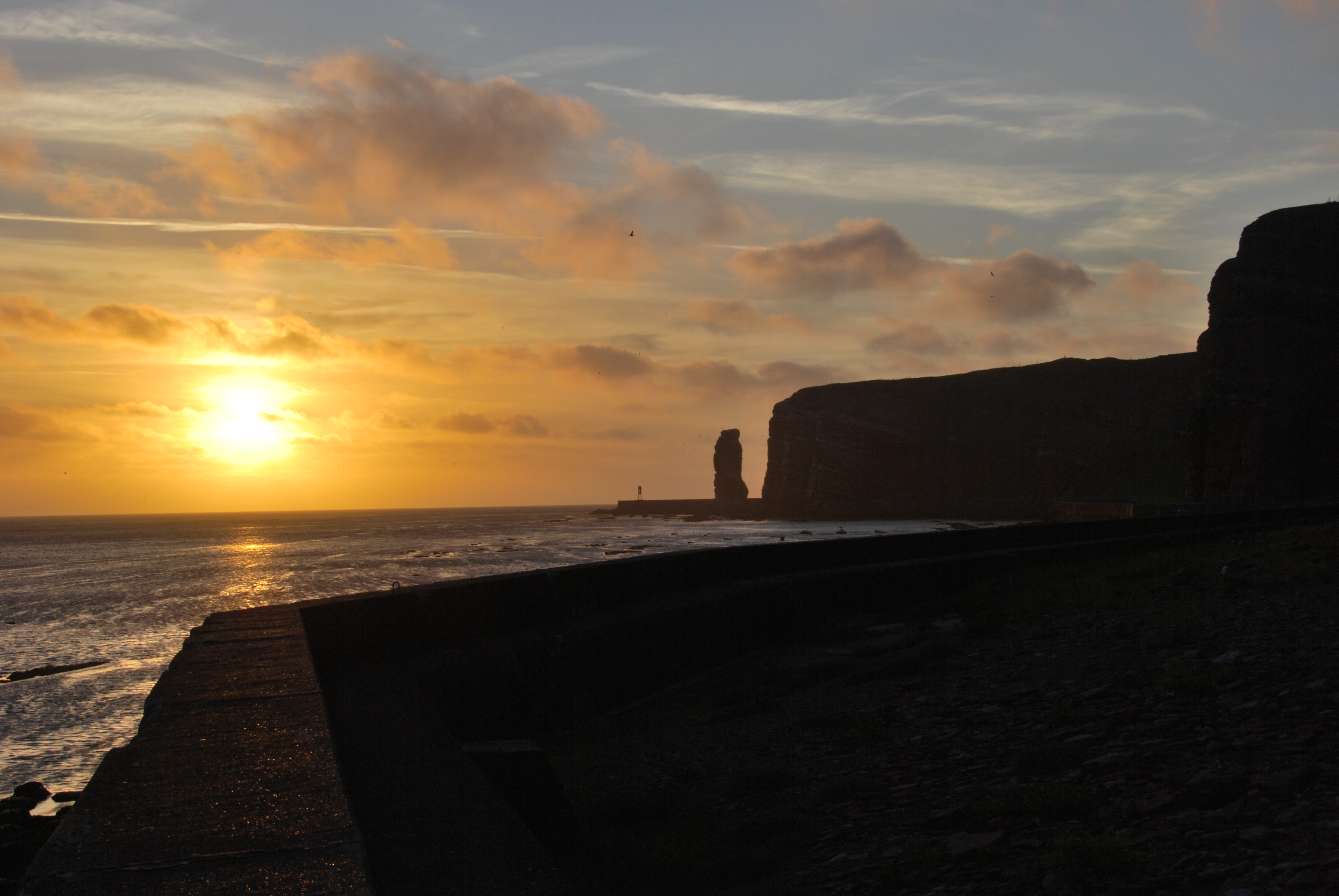 Helgoland, mit der langen Anna im Fokus, im Sonnenuntergang.