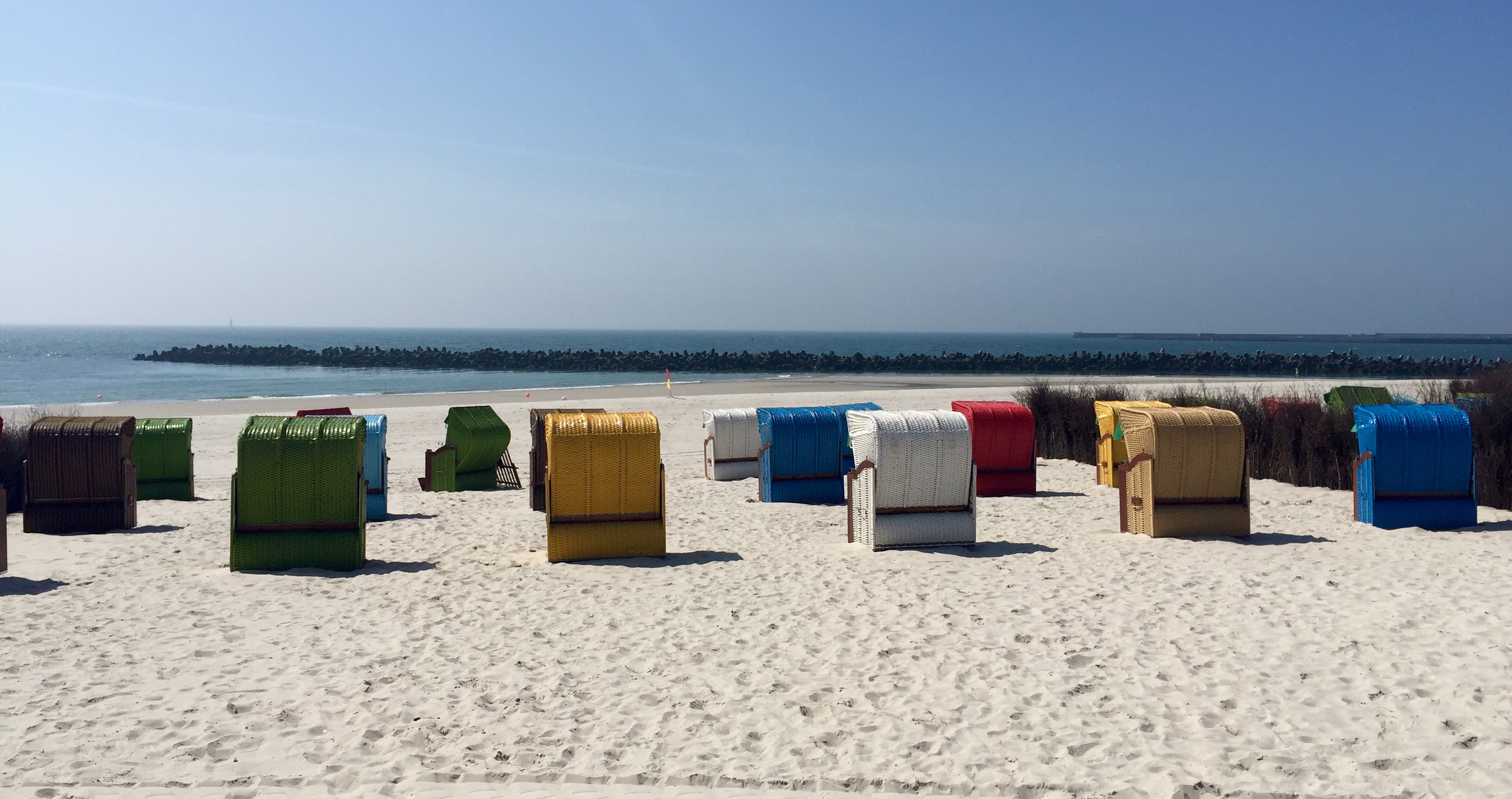 Strandkörbe am Strand Helgolands.