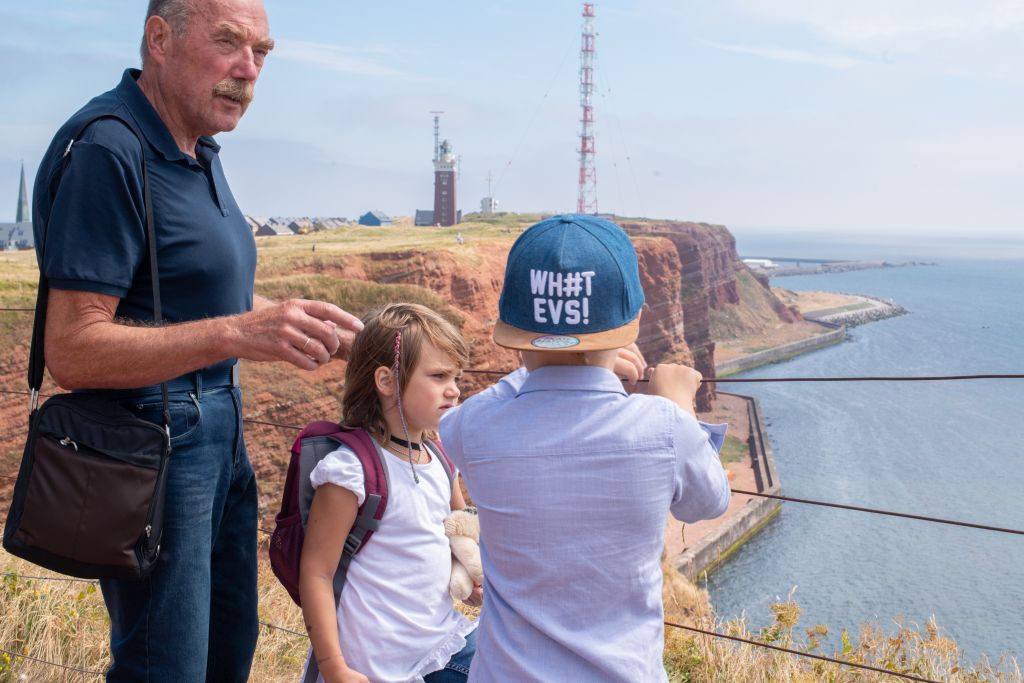 Tourguide führt Kinder über Helgoland