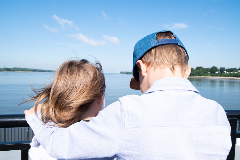 Junge und Mädchen schauen auf das Wasser