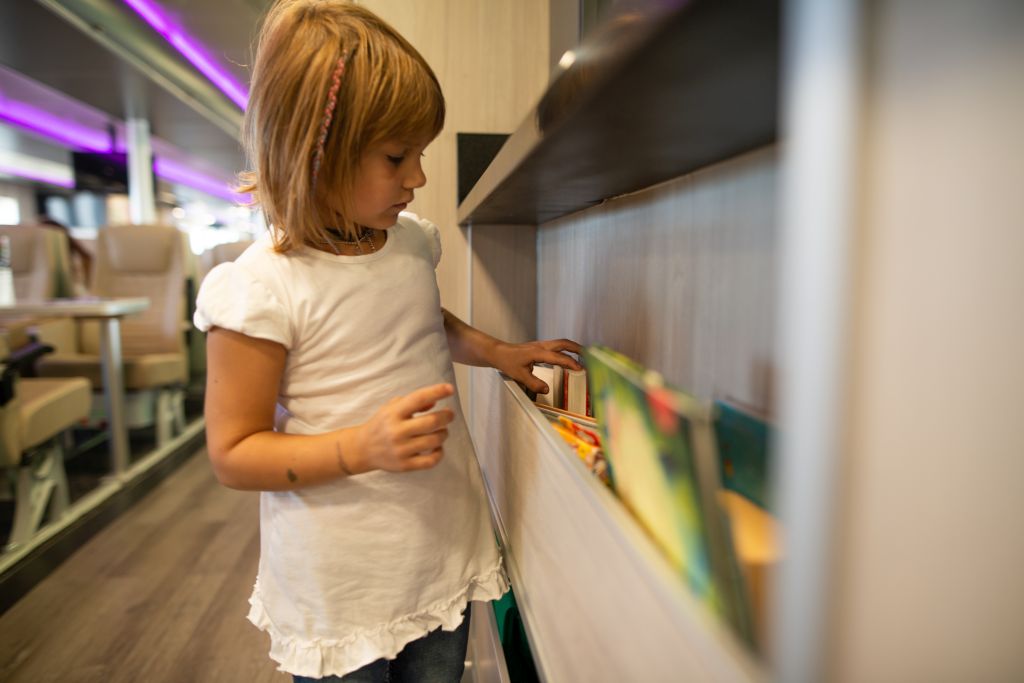 Mädchen vor der Bücherwand auf dem Halunder Jet